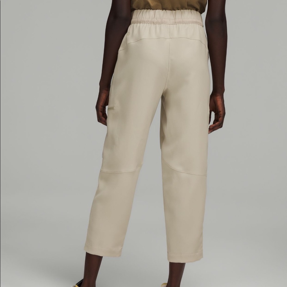 ❗️ISO❗️Lululemon Relaxed Mid-Rise Cargo Crop in Raw Linen - Size 4 - NWT / NWOT - Picture 5 of 6